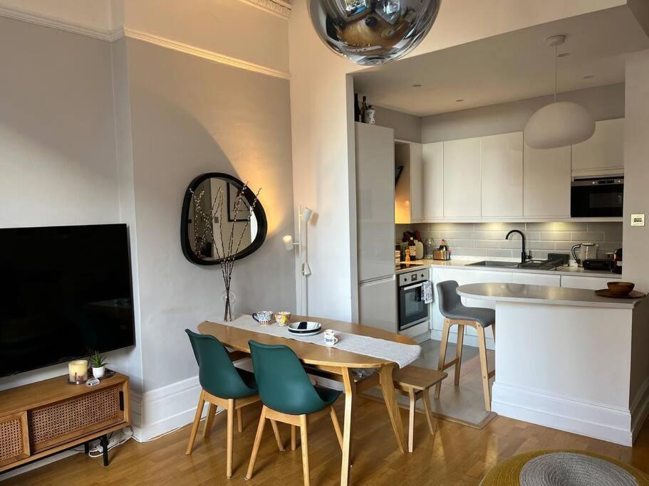 Gorgeous 2 Bedroom Flat In Charming Swiss Cottage London Exteriör bild